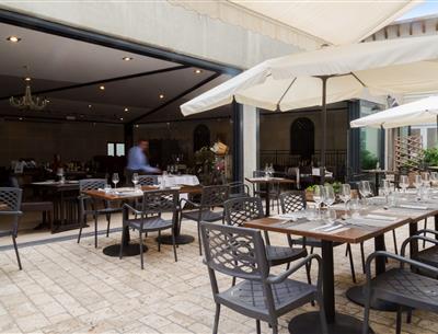 la terrasse arrière du restaurant
