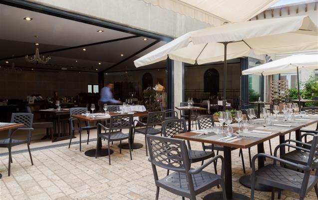 la terrasse arrière du restaurant - Hôtel le Domaine des Thomeaux
